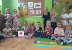dzieci z naszej grupy pozują do zdjęcia w dniu jabłka