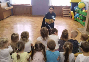 pani policjantka czyta dzieciom