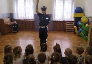policjantka prezentuje mundur i jego odblaskowe elementy