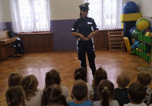 policjantka przypomina dzieciom numery alarmowe