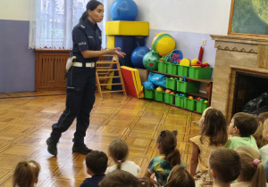 pani policjantka opowiada o zasadach bezpiecznego poruszania się drogach