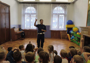 policjantka uczy dzieci rymowanki o ruchu drogowym