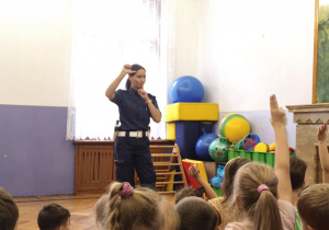 dzieci rozwiazują zagadki policyjne