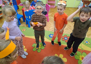 dzieci przekazują liścue w zabawie ruchowej