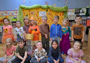 dzieci recytują wiersze o jesieni
