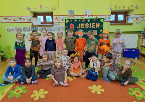 dzieci witają jesień w przedszkolu