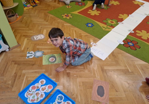 chłopiec karmi zwierzęta w grze planszowej
