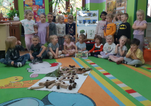 grupa "Kotków" prezentuje ułożone sensoryczne drzewo