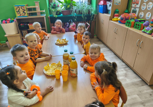 dzieci rozpoczynają pomarańczowy poczęstunek