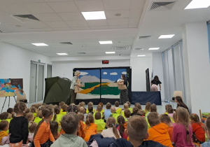 dzieci poznają misia Wojtka podczas przedstawienia