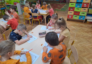 dzieci kolorują dynie