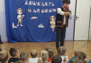 artysta prezentuje dzieciom nową piosenkę