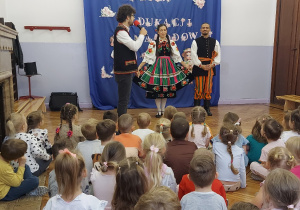 muzyk przedstawia dzieciom tancerzy