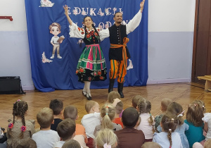 tancerze prezentują krakowiaka