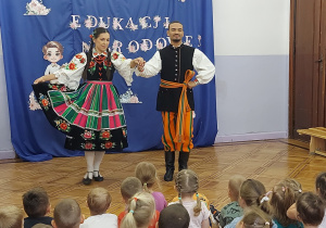 tancerze prezentują poloneza