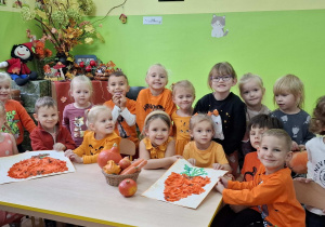 dzieci prezentują wykonane prace - marchew i dynię