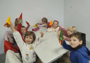 dzieci prezentuja wykonane skrzaty ziemniaczane