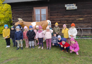 dzieci przed chata jurajską