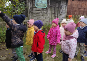 dzieci zwiedzaja skansen