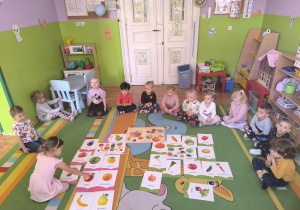 dzieci rozpoznają warzywa i owoce - segregują obrazki