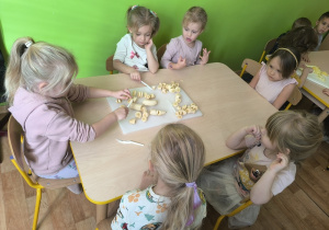 dzieci kroją banana
