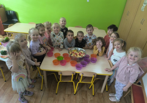 dzieci prezentują wykonaną sałatkę owocową