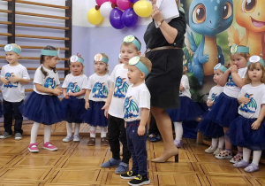 chłopcy recytują wiersz