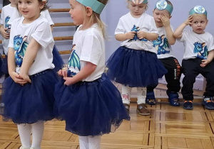 dziewczynki recytują wiersz