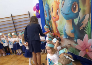 Pani Dyrektor dokonuje pasowania dzieci na przedszkolaków