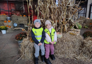 dzieci odpoczywają na blokach sianie