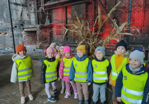 dzieci na tle dawnego pieca pofabrycznego