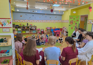 dzieci mają spotkanie z przyszłymi stomatologami