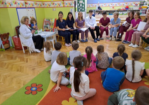 dzieci rozwiązują zagadki