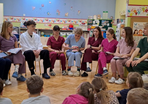 dzieci słuchają wskazówek jak myć zęby