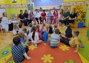 dzieci uczą się jak dbać o zęby