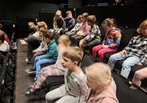 dzieci na widowni czekają na przedstawienie