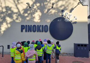 dzieci przed budynkiem teatru