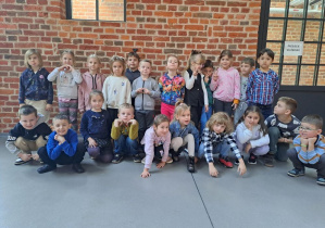 dzieci w teatrze Pinokio