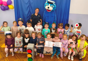 grupa V z Panią Dzielnicową i Kotem Prewencjuszem