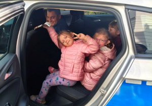 dzieci we wnętrzu radiowozu