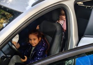 przedszkolak za kierownicą radiowozu