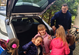 dzieci przed radiowozem