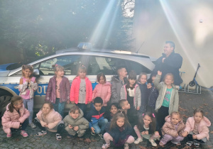 grupa V przy radiowozie