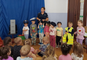 dzieci w czapkach policyjnych