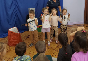 dzieci prezentują wyposażenie policyjne