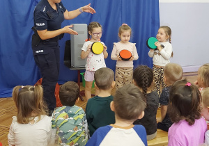 dzieci prezentują kolory świateł sygnalizatora