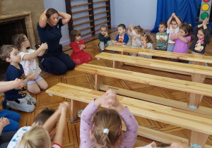 Pani Dzielnicowa przypomina bezpieczną pozycję wobec agresywnego psa