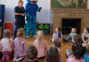 dzieci poznają Kota Prewencjusza