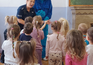 dzieci przybijają "piątkę"z Kotem Prewencjuszem