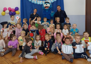 grupa I i III z Panią Dzielnicową i Kotem Prewencjuszem